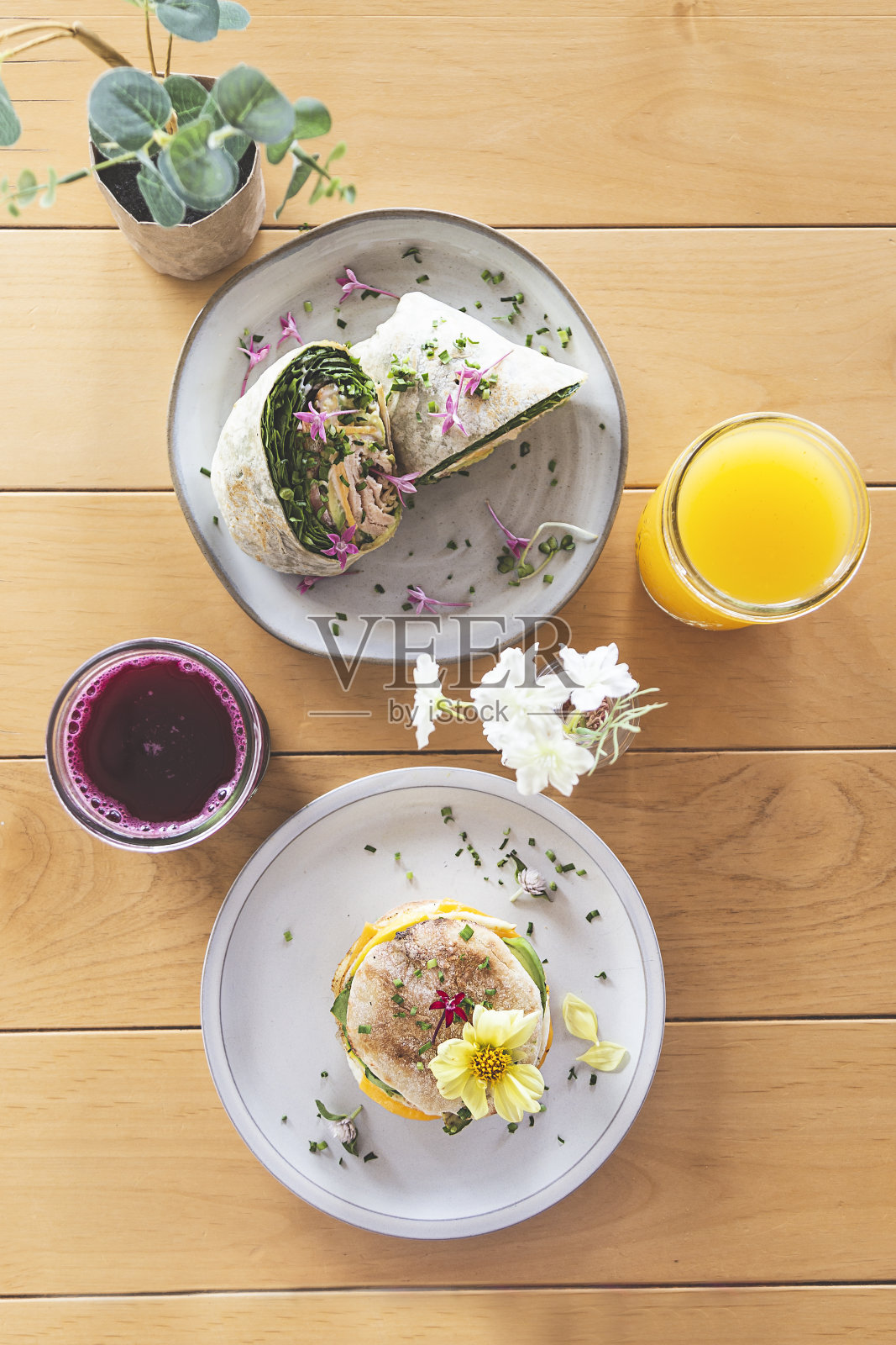 用生菜、番茄、火腿和奶酪包裹在高级餐厅的桌子上照片摄影图片