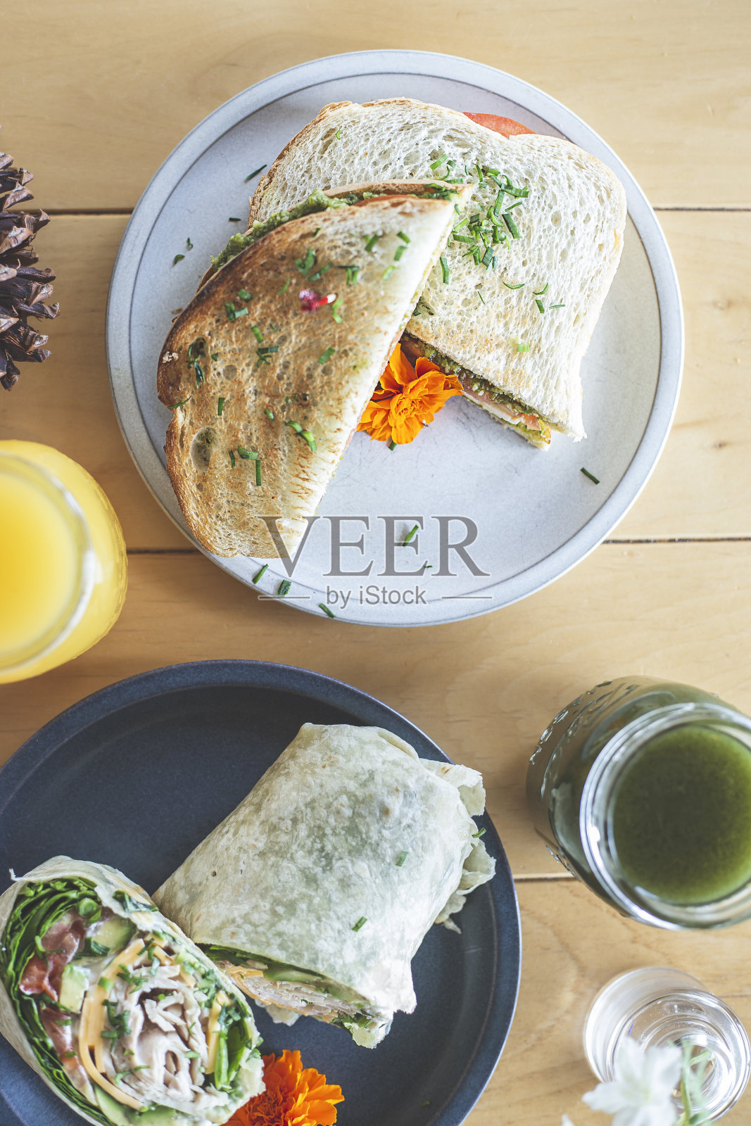 从中间切开，裹上生菜、番茄、奶酪、鳄梨和火腿照片摄影图片