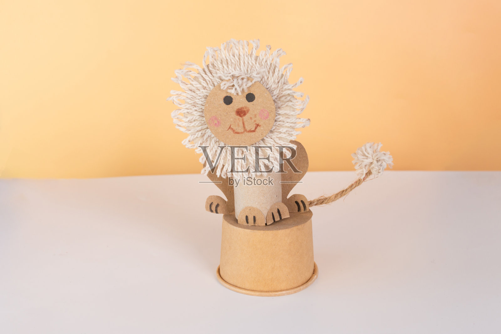 卫生纸卷工艺，回收概念，儿童DIY，简单活动，抽象人物纸狮子。创造性的作品。照片摄影图片