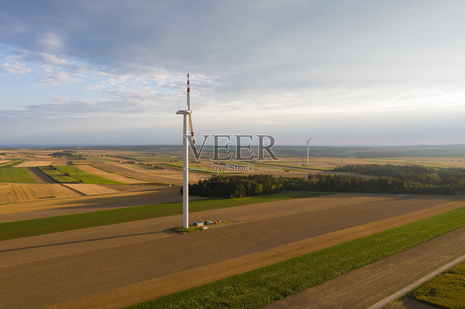 夕阳下的日本风电场照片摄影图片