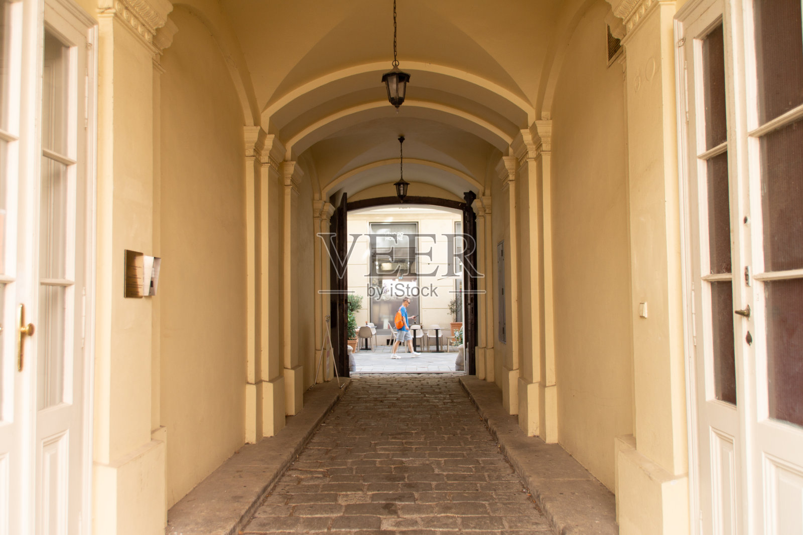 通过布拉迪斯拉发法院照片摄影图片