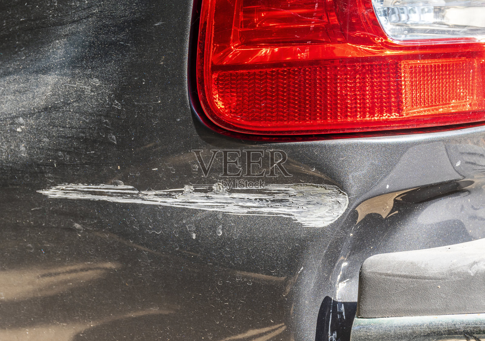 汽车后部有划痕。照片摄影图片