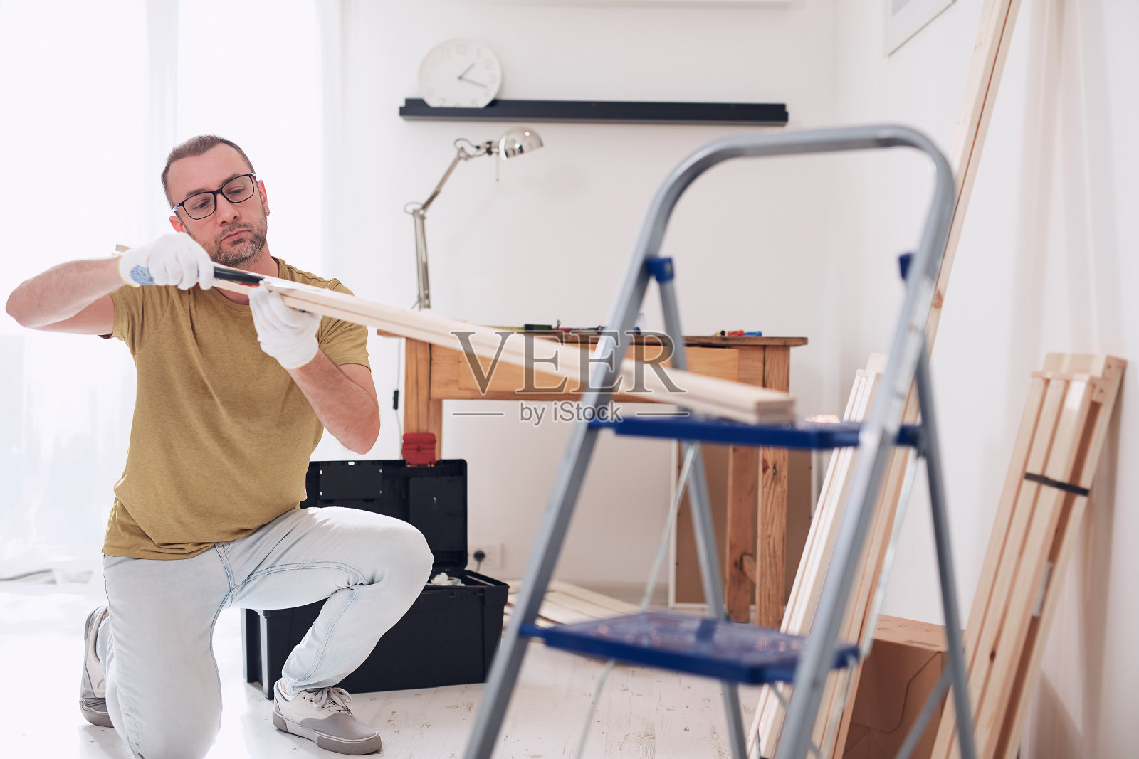 男子在公寓里组装新的木架和家具。照片摄影图片