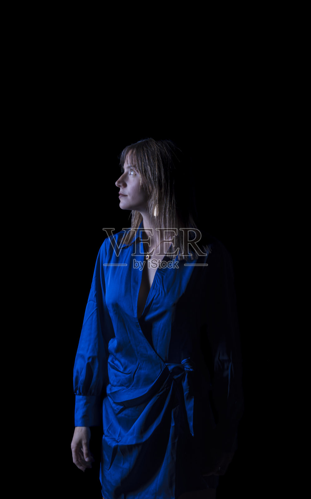 穿着蓝色裙子的年轻美女照片摄影图片