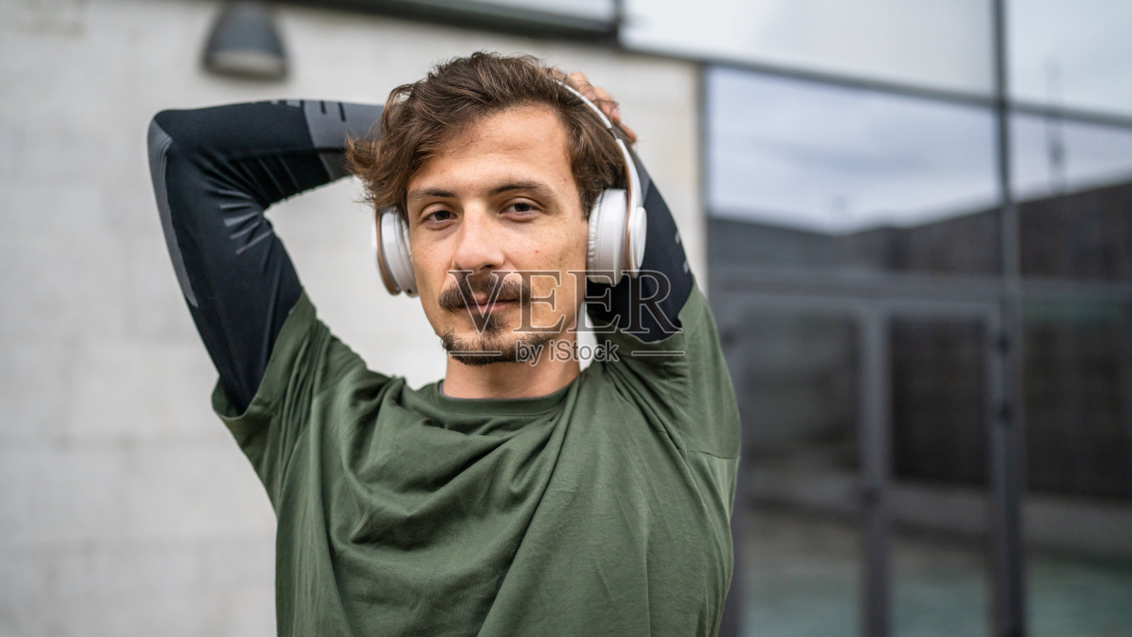 一名现代白人男子在训练前伸展身体照片摄影图片