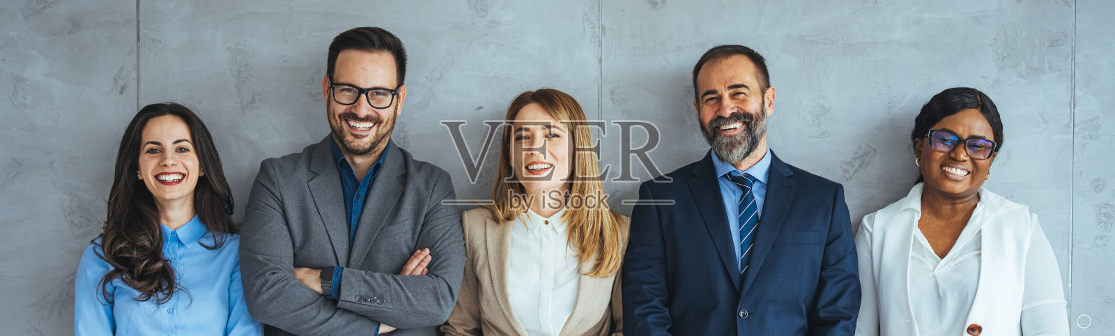 多民族的人穿着正装站成一排。照片摄影图片