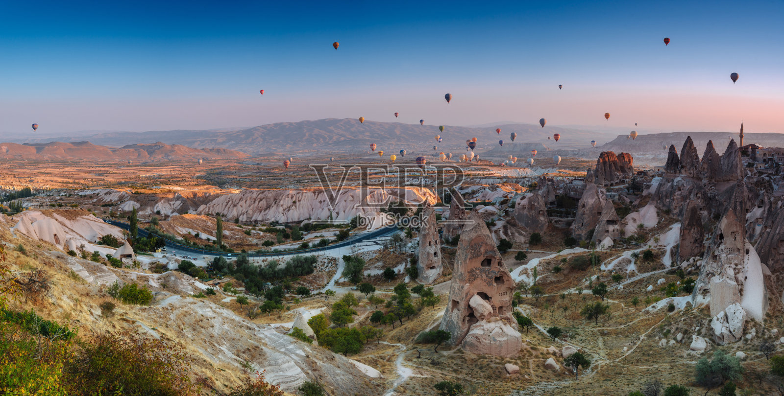 戈尔梅国家公园日出时热气球的惊人全景鸟瞰图。Uchisar城堡。卡帕多西亚。火鸡最吸引人的旅游目的地。照片摄影图片