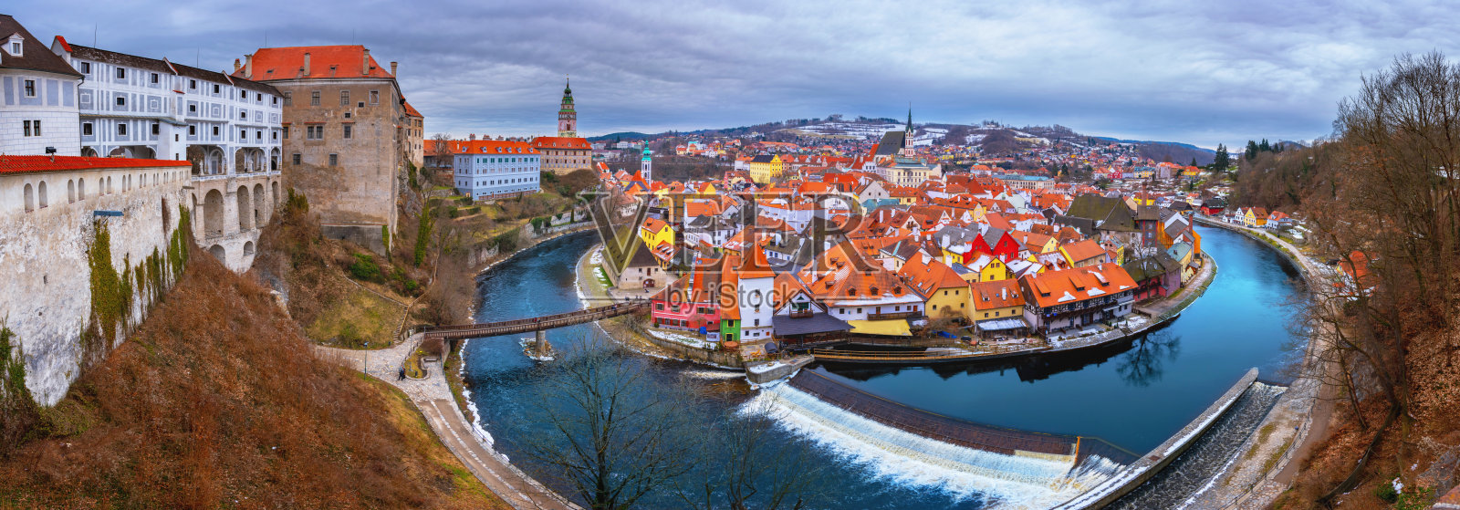 Cesky Krumlov全景与圣维塔斯教堂在历史悠久的市中心。Cesky Krumlov，南波西米亚，捷克共和国。照片摄影图片