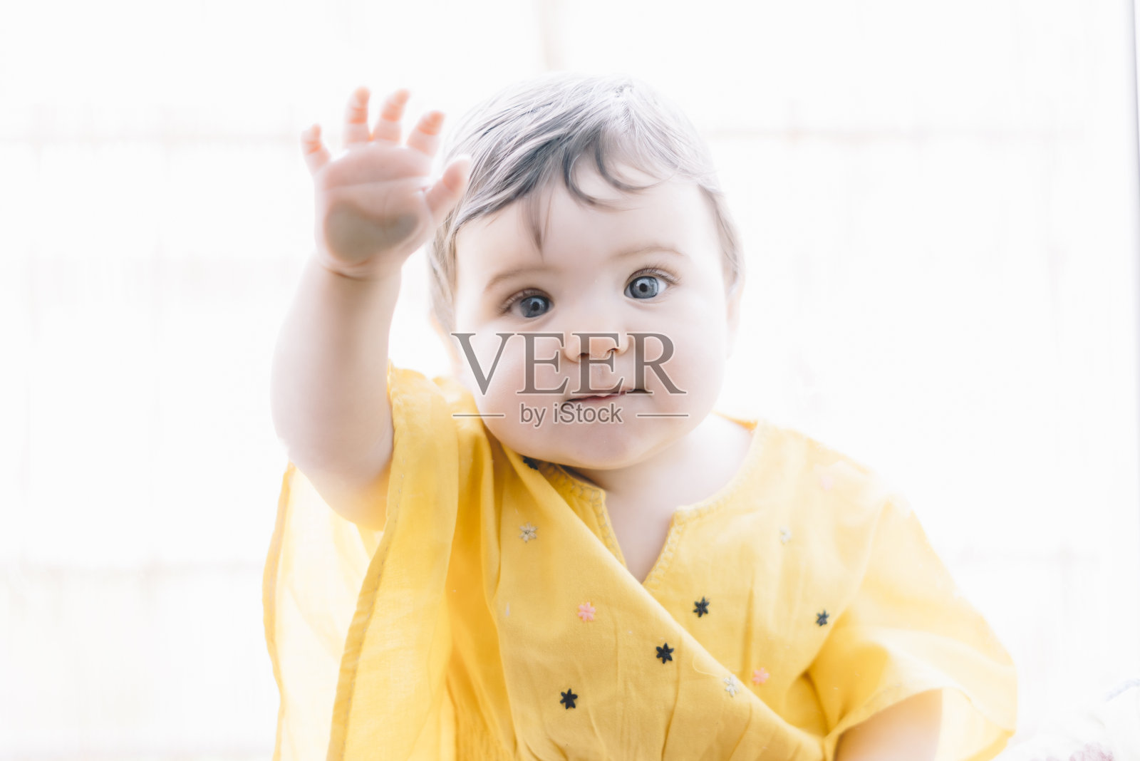 八个月大的小女孩对着镜头摆姿势照片摄影图片