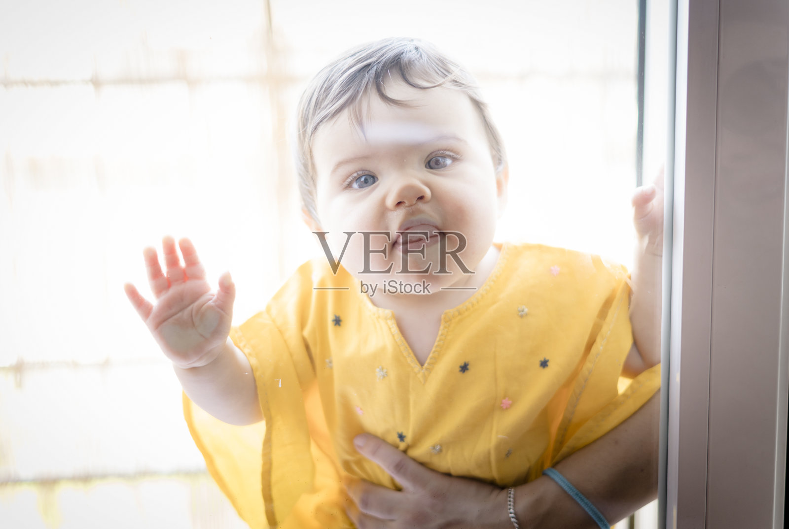 八个月大的小女孩对着镜头摆姿势照片摄影图片