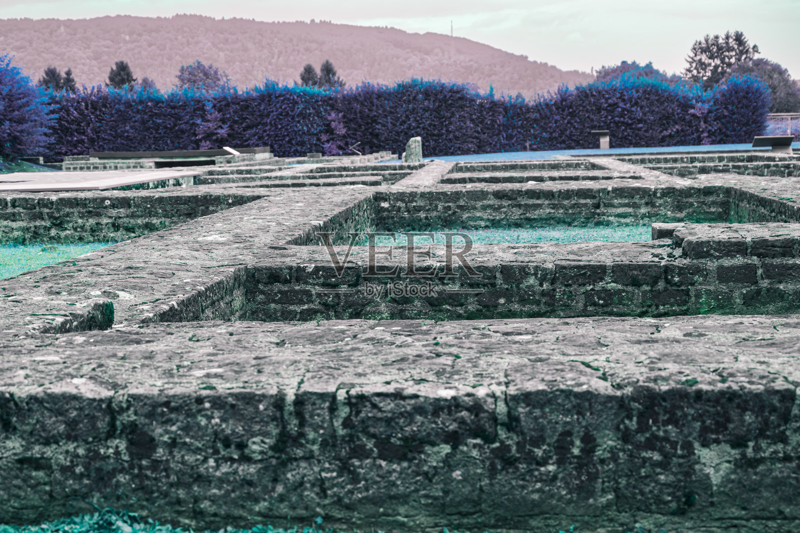 古老的历史建筑遗迹。幻想环境中的石墙。蓝色自然的奇幻景观照片摄影图片