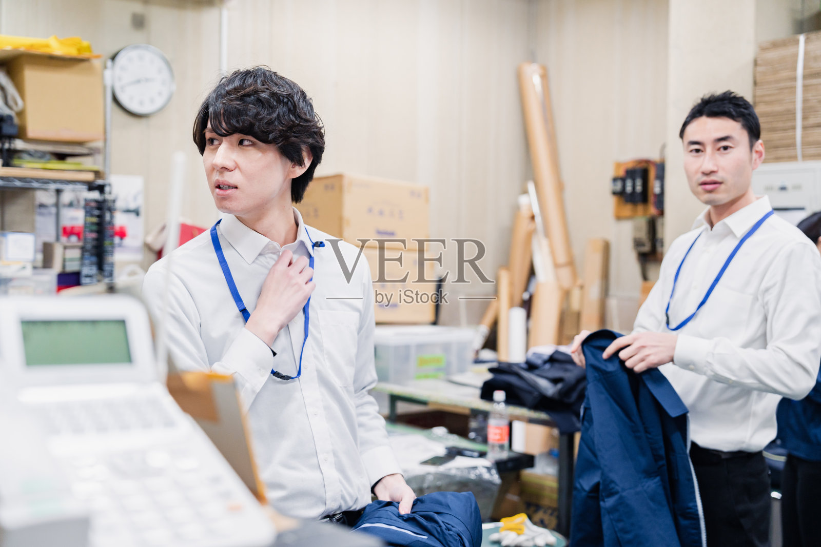 员工下班后在后院休息照片摄影图片