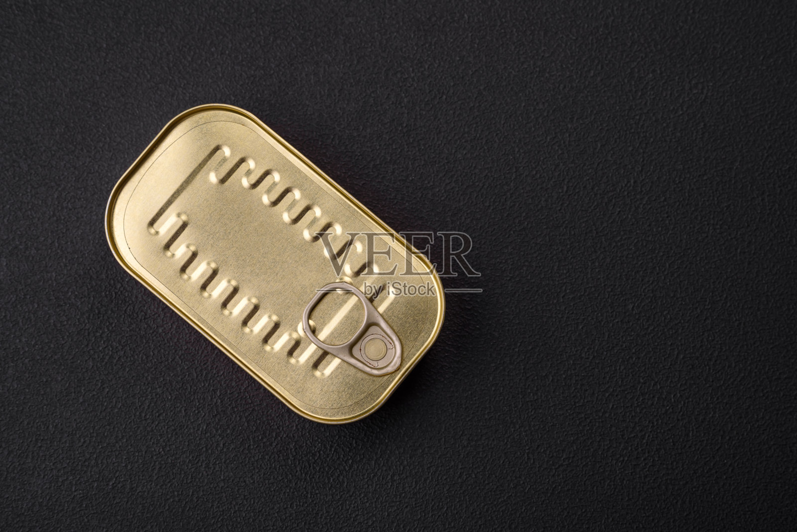 金属铝罐头沙丁鱼油香料和盐照片摄影图片