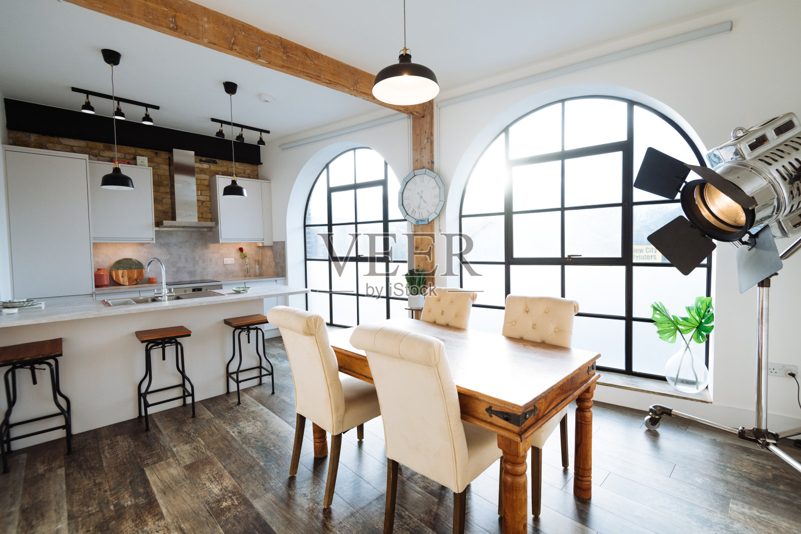 现代工业风格厨房的广角照片照片摄影图片