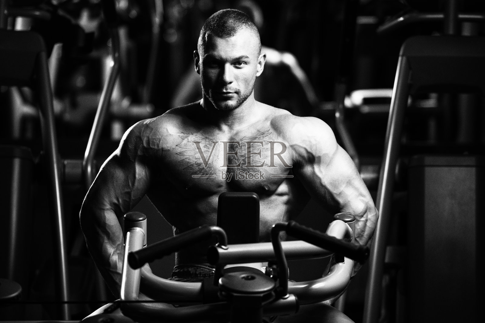 肌肉男运动后在健身房休息照片摄影图片