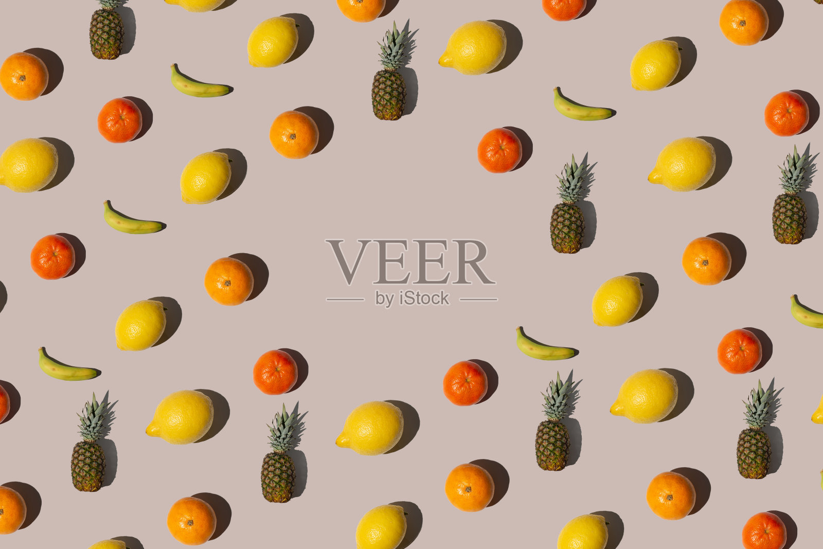 用热带水果在米色背景上制作的创造性等距图案。最小的夏季水果布局与复制空间。照片摄影图片