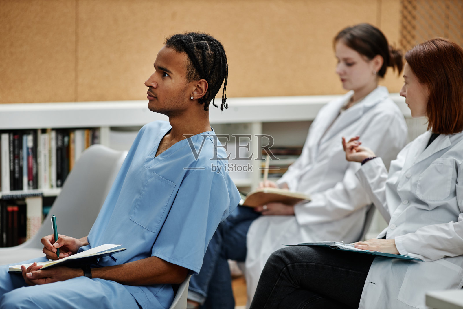 医学学生在讲座或研讨会上坐成一排照片摄影图片