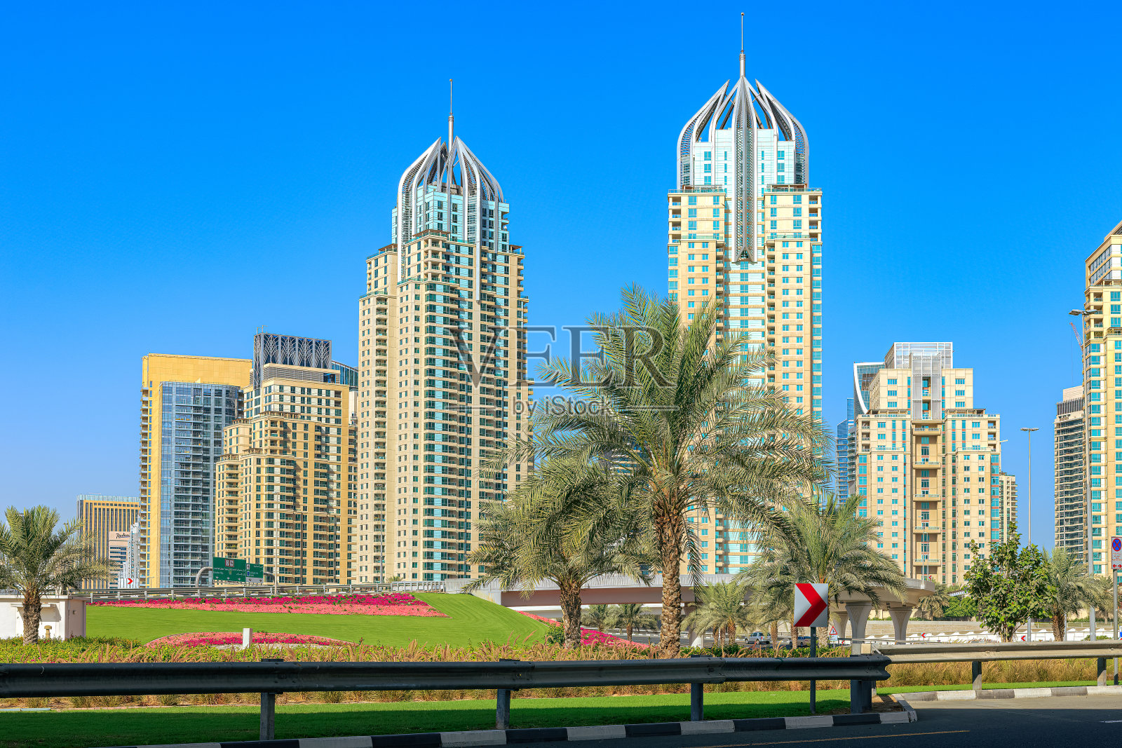 阿联酋迪拜：迪拜码头停泊的摩托艇在晨光下与蓝天交相辉映照片摄影图片