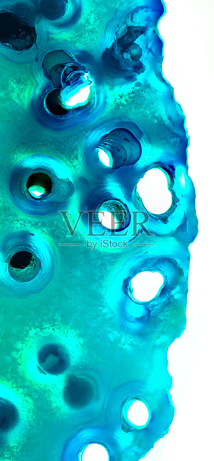 特写镜头的绿色珠宝材料，色彩斑斓，美丽动人。照片摄影图片