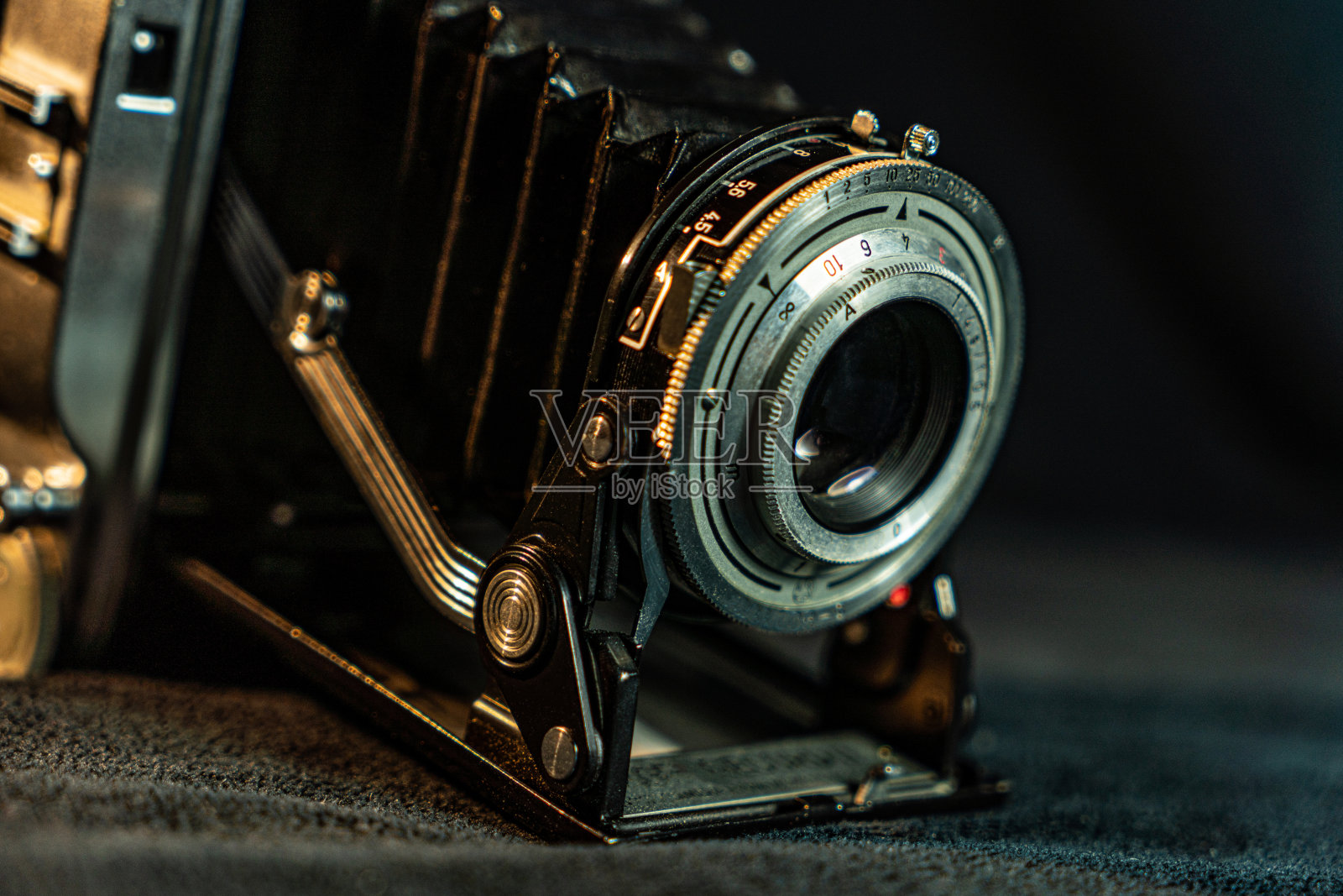 古董折叠相机黑色背景照片摄影图片