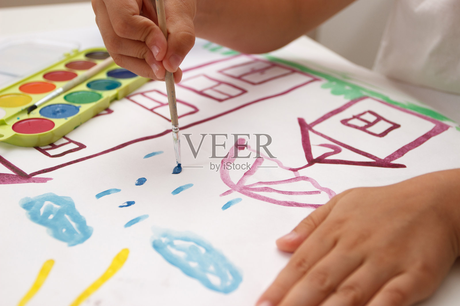 孩子用水彩画一幅画，回到了学校的概念照片摄影图片