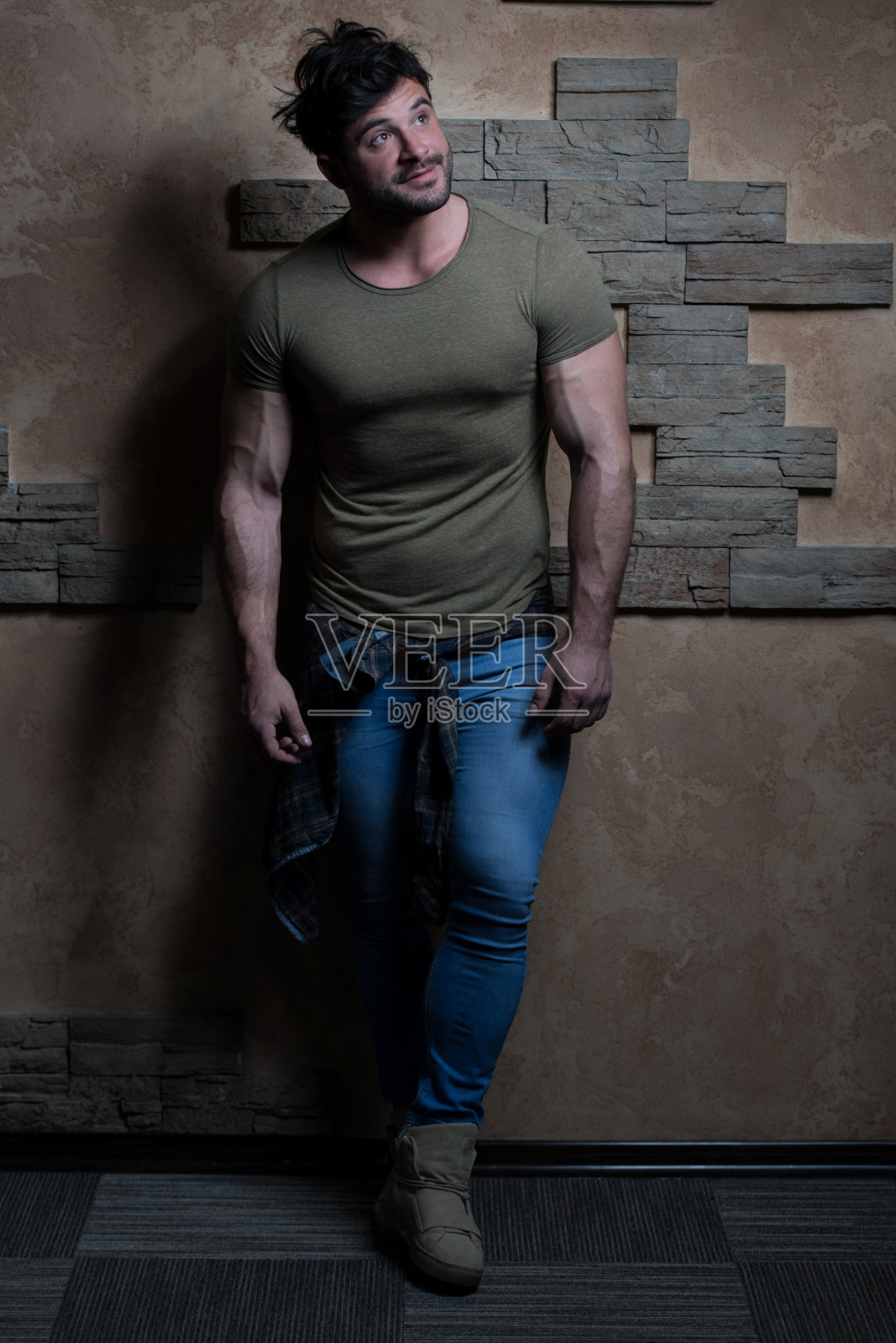 靠砖墙站立的人照片摄影图片