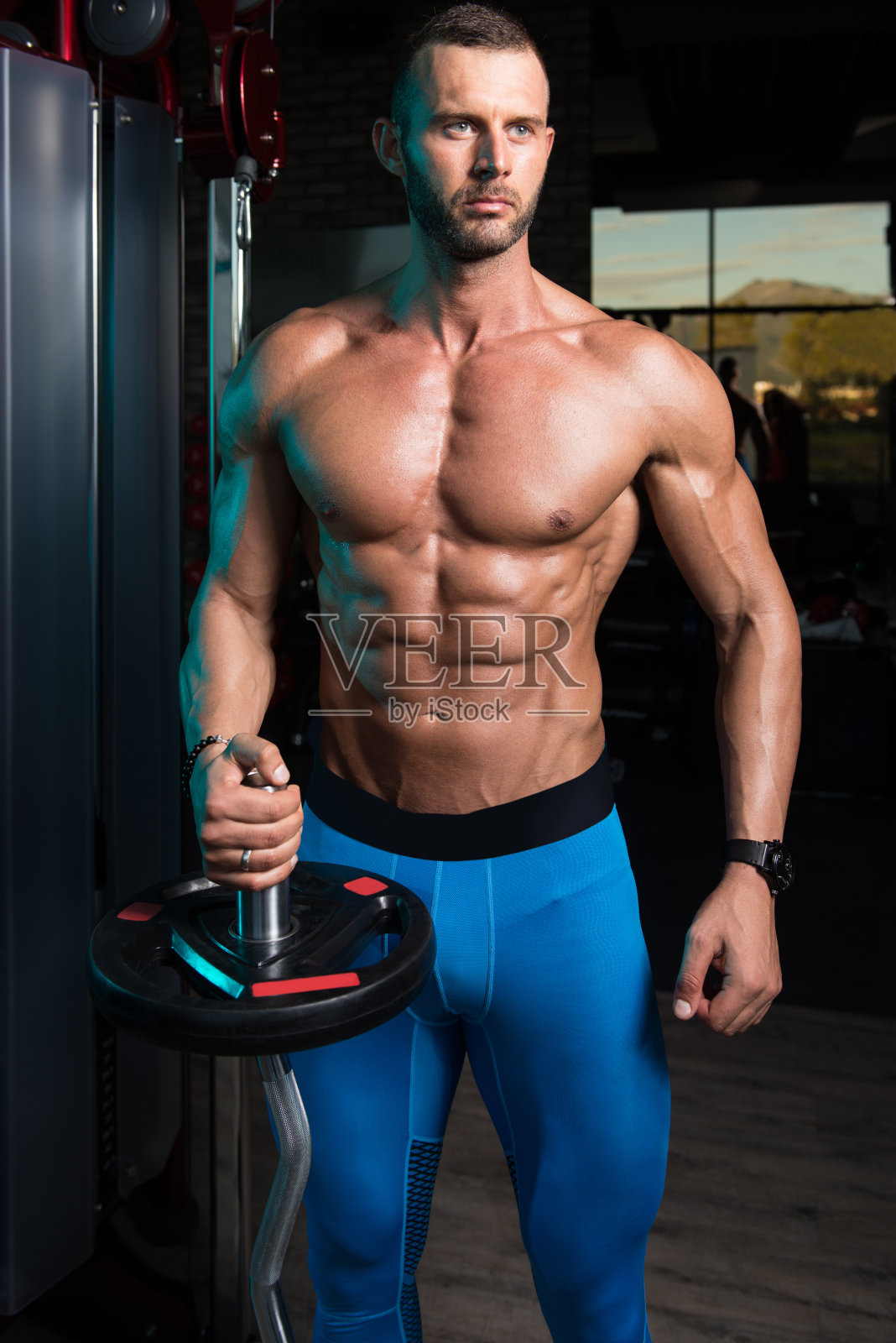 手持重物的健美男子照片摄影图片