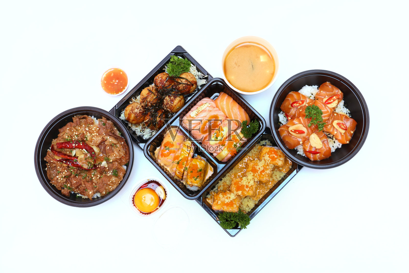 日式料理，猪肉饭，三文鱼泡菜，三文鱼寿司卷，白色底色章鱼烧或鱿鱼丸。照片摄影图片