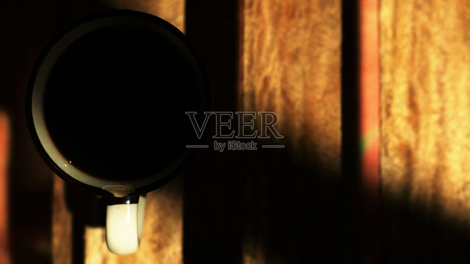 一杯漂亮的咖啡。黑咖啡杯。咖啡杯放在木桌上。咖啡特写镜头。破裂的咖啡杯照片摄影图片