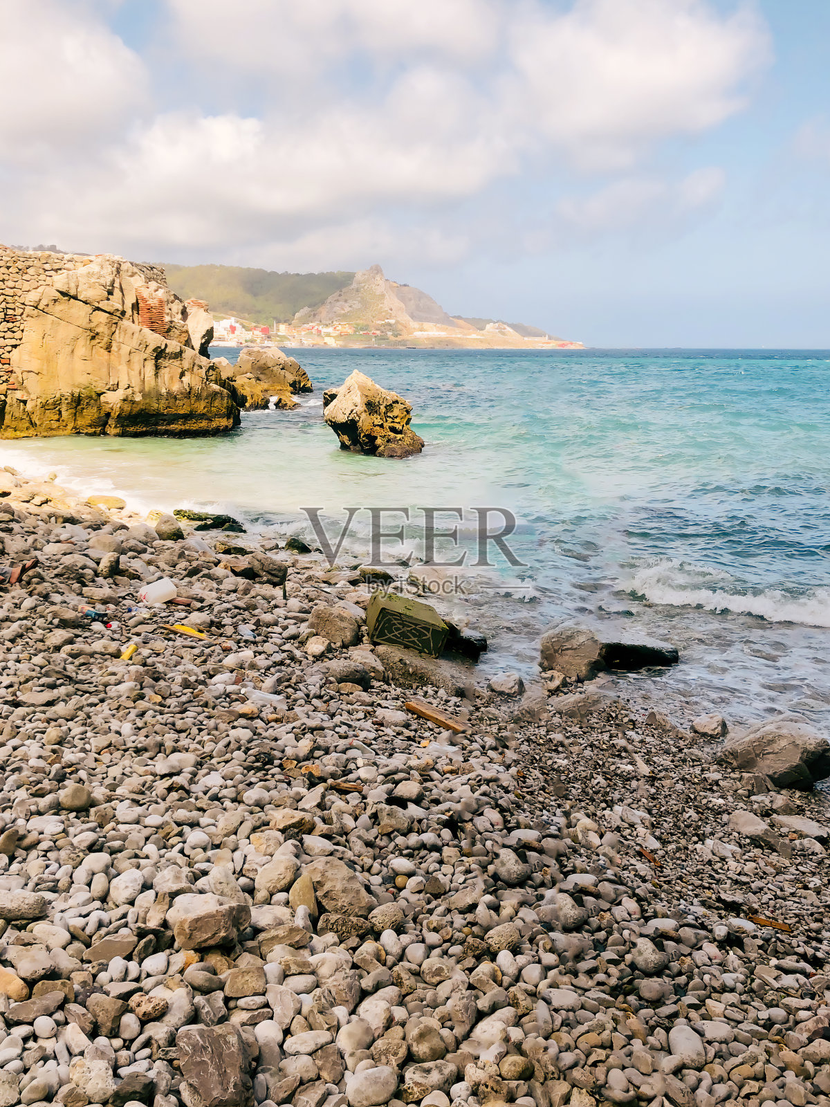 揭开石头排列的海滩的宏伟魅力照片摄影图片