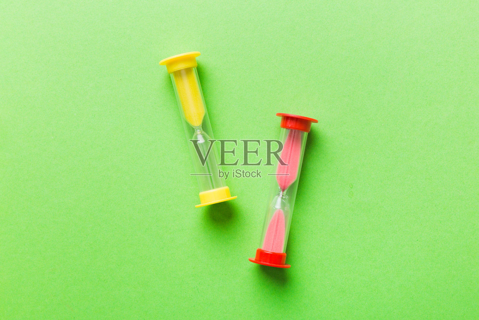 桌子上的沙漏，沙钟作为时间流逝的概念，为业务期限，复制空间照片摄影图片