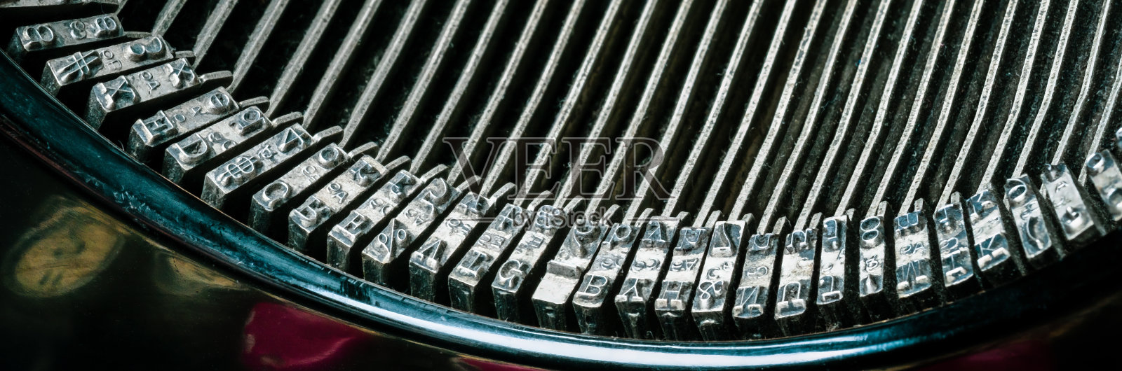老式打字机的细节，有趣的对象，艺术，文化和历史工程的混合。照片摄影图片