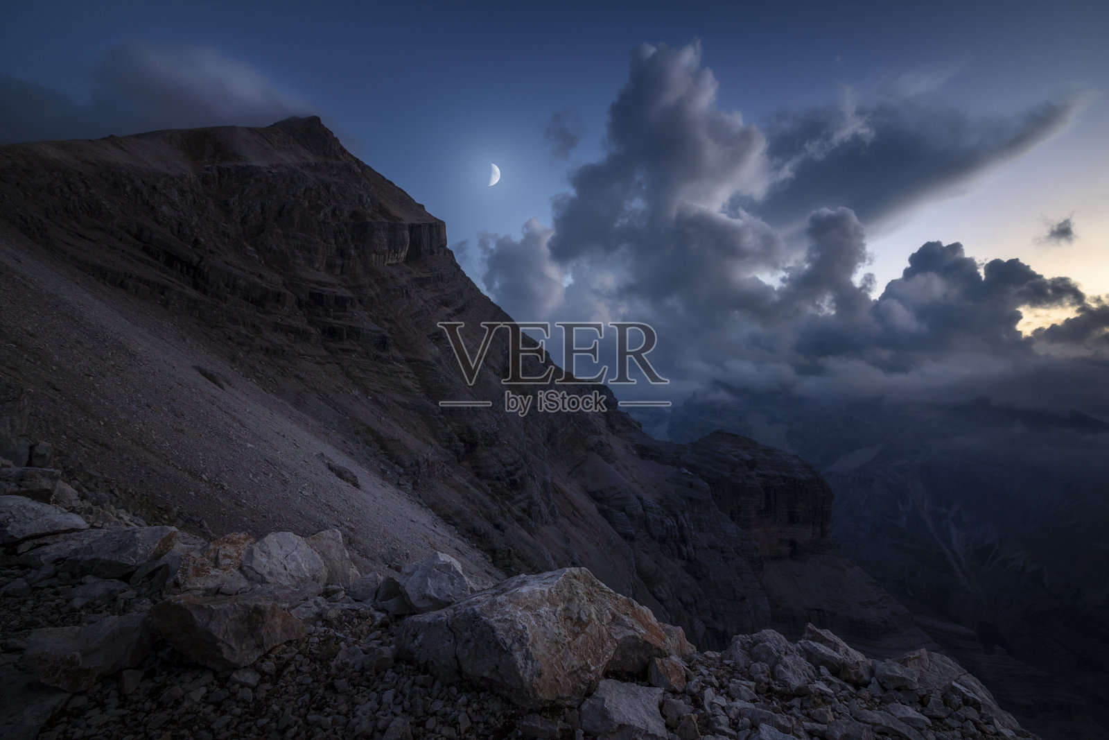 意大利Cortina d’ampezzo著名山脉Tofane山脉日落后的云照片摄影图片