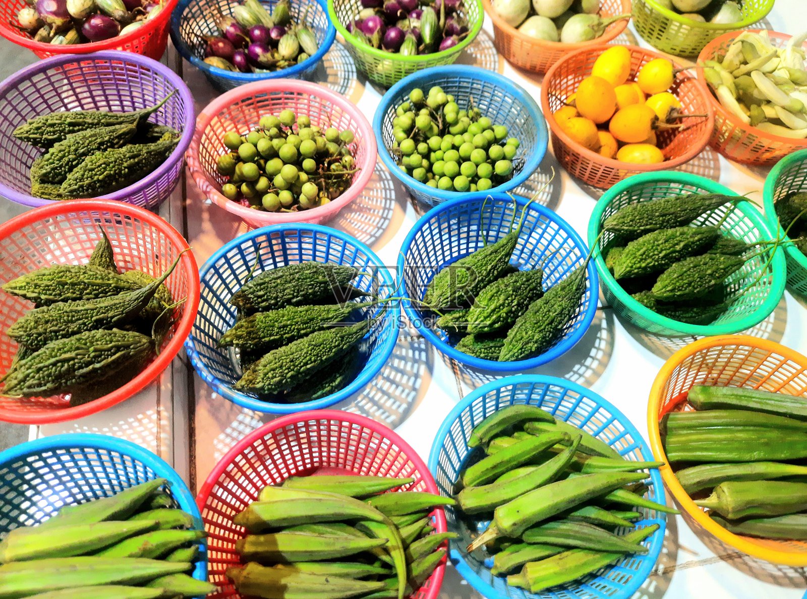 什锦蔬菜篮-曼谷新鲜市场。照片摄影图片