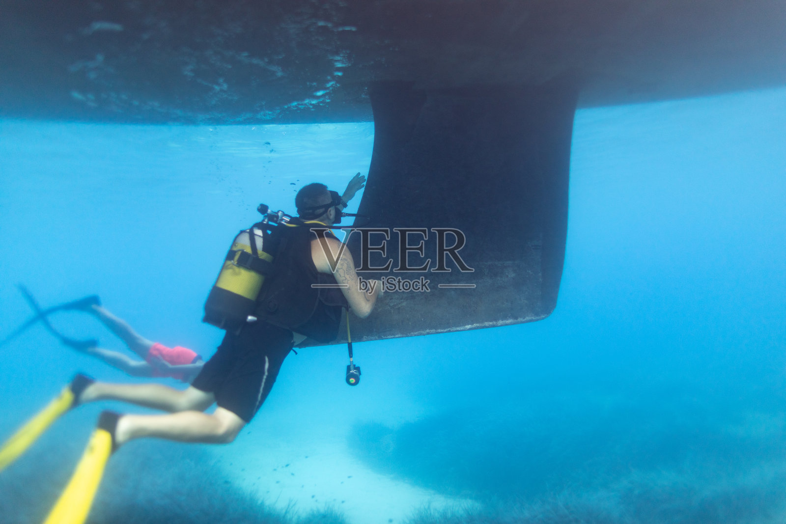 水肺潜水员检查帆船上的船体和龙骨照片摄影图片