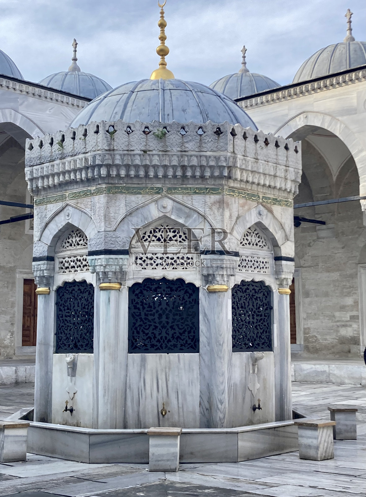 土耳其-伊斯坦布尔-在Uskudar的Yeni Valide Camii清真寺(喷泉)照片摄影图片