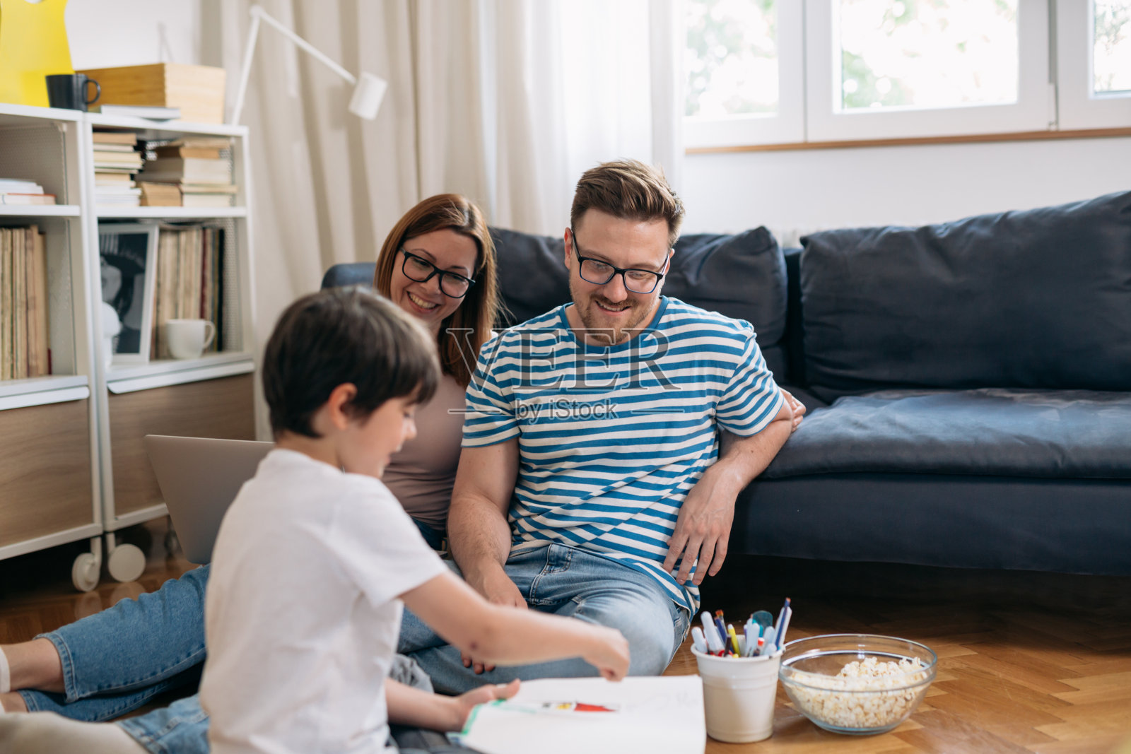 家人在家里共度时光照片摄影图片