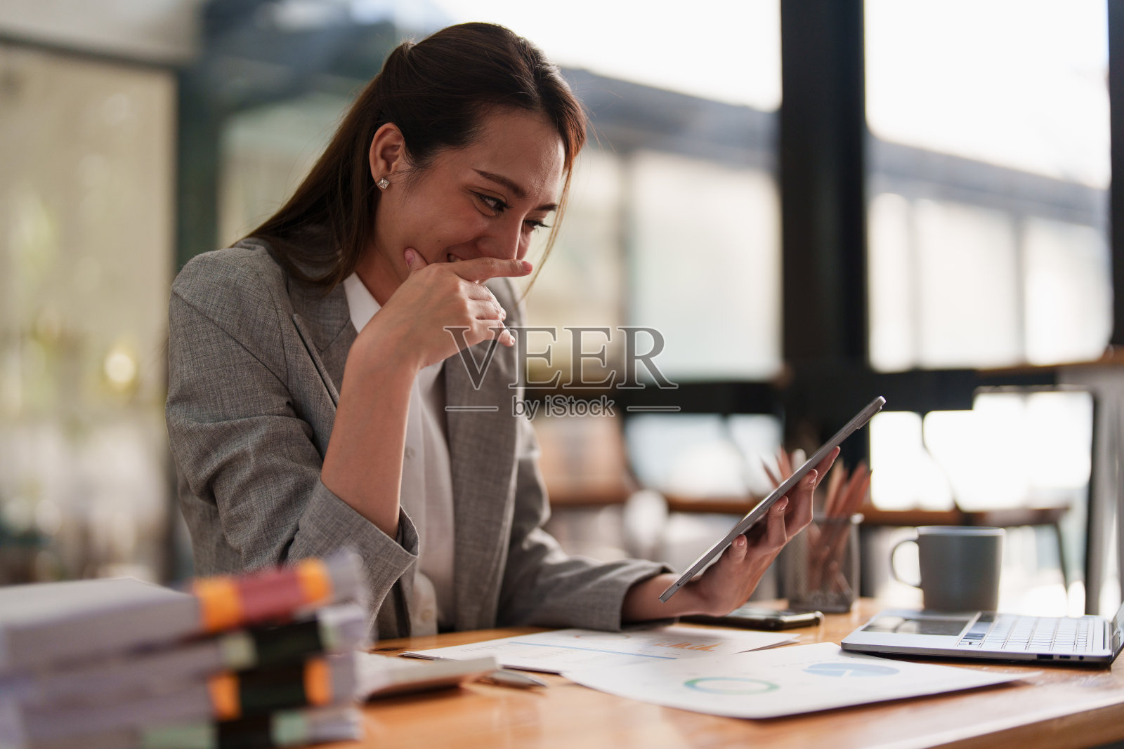 美丽的商业女性分析基金投资。商务咨询、会计、财务投资概念。照片摄影图片