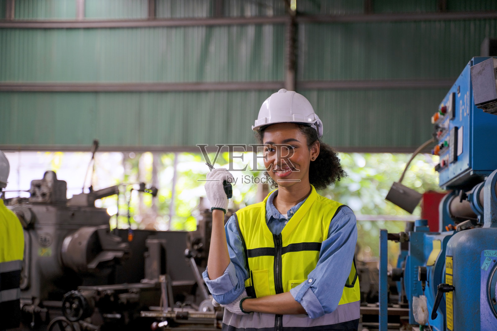 蓝领工人在机械厂工作。照片摄影图片
