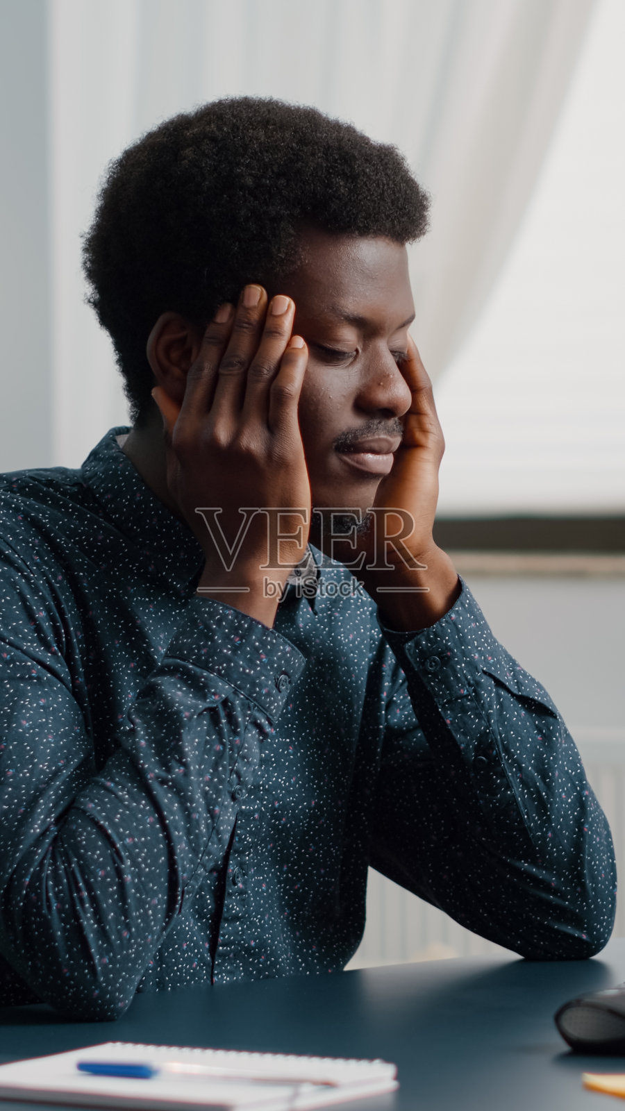 强调非洲裔美国人头痛大，患有偏头痛，揉太阳穴照片摄影图片