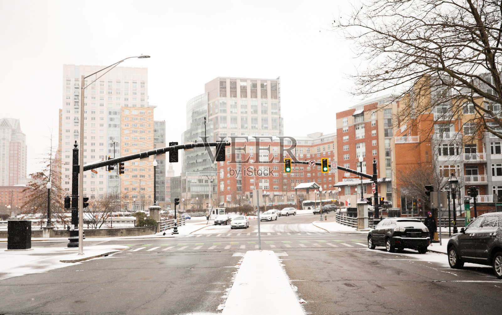 城市街道在冬季期间降雪城市照片摄影图片
