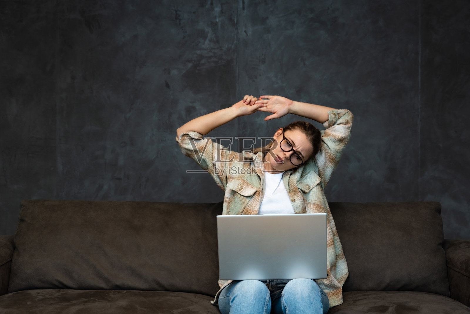 独立的女商人与合作伙伴在线工作，小型室内装饰设计公司的老板坐在笔记本电脑上，为客户雇用她装饰新项目的想法照片摄影图片