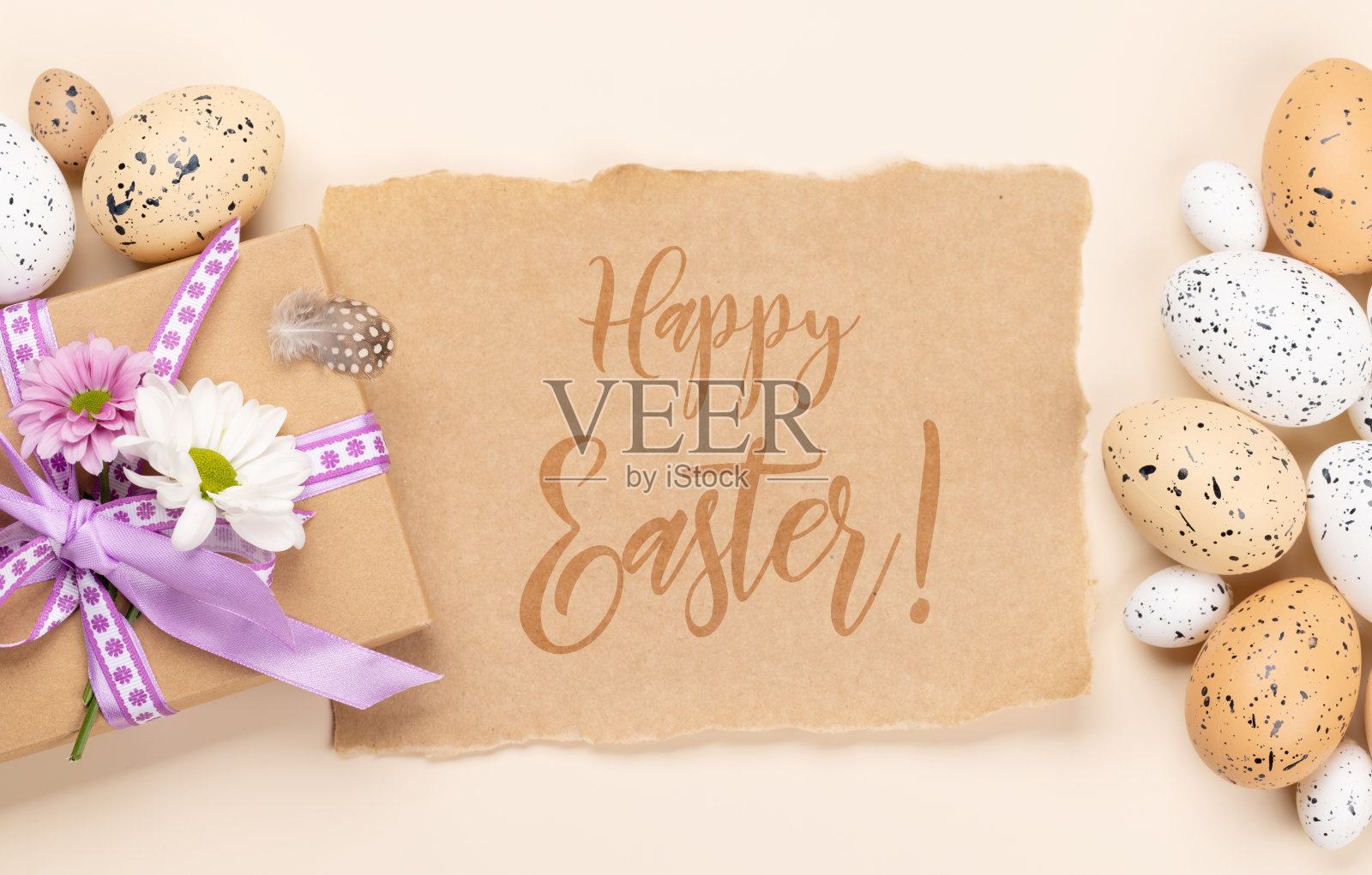 礼品盒，复活节彩蛋和鲜花照片摄影图片