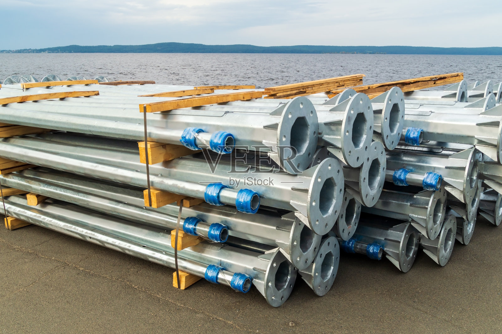 安装前将金属路灯灯杆堆叠在一起照片摄影图片