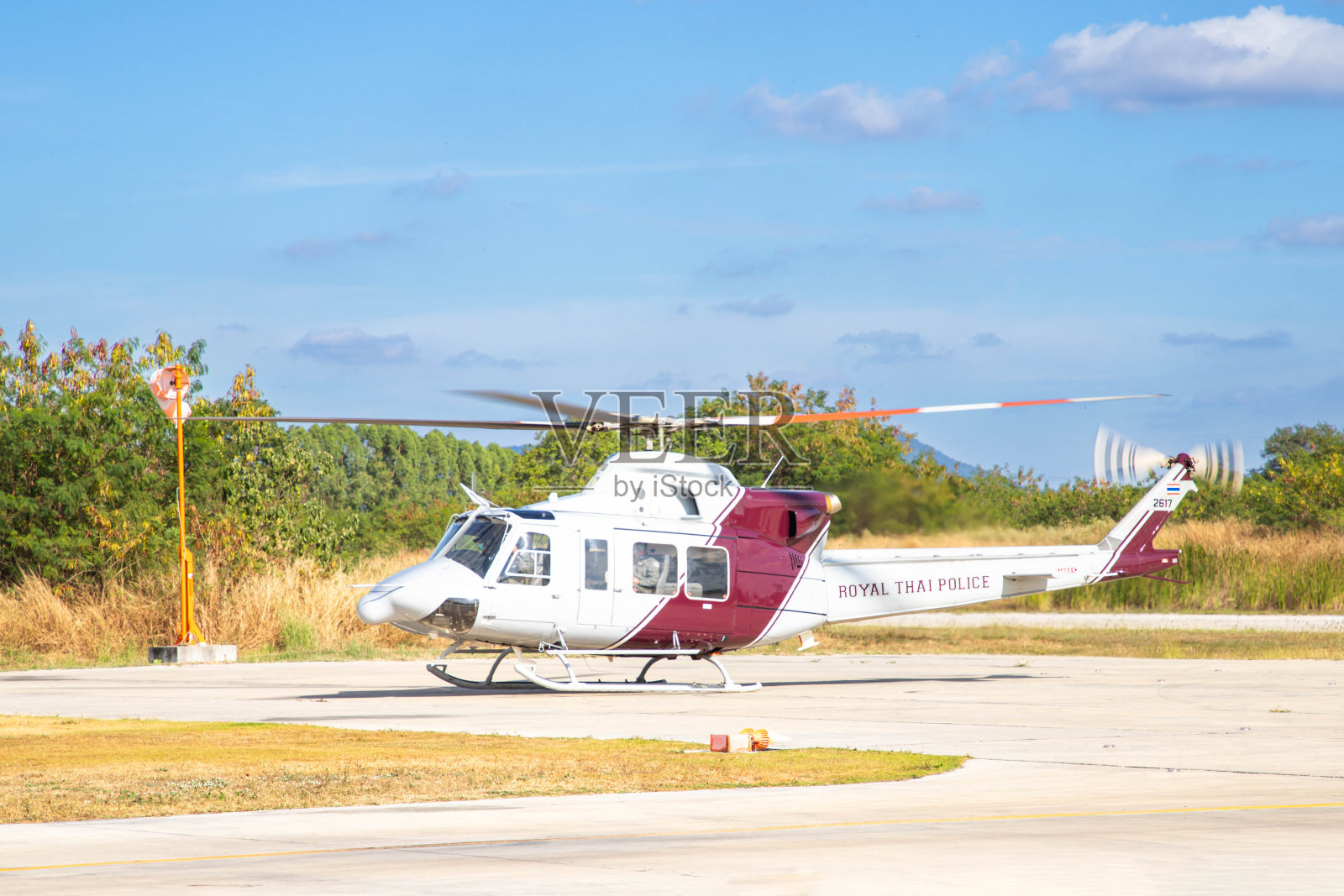 泰国呵叻府- 2021年12月:泰国警察航空师贝尔412EPI直升机在农萨莱中央训练中心降落。照片摄影图片