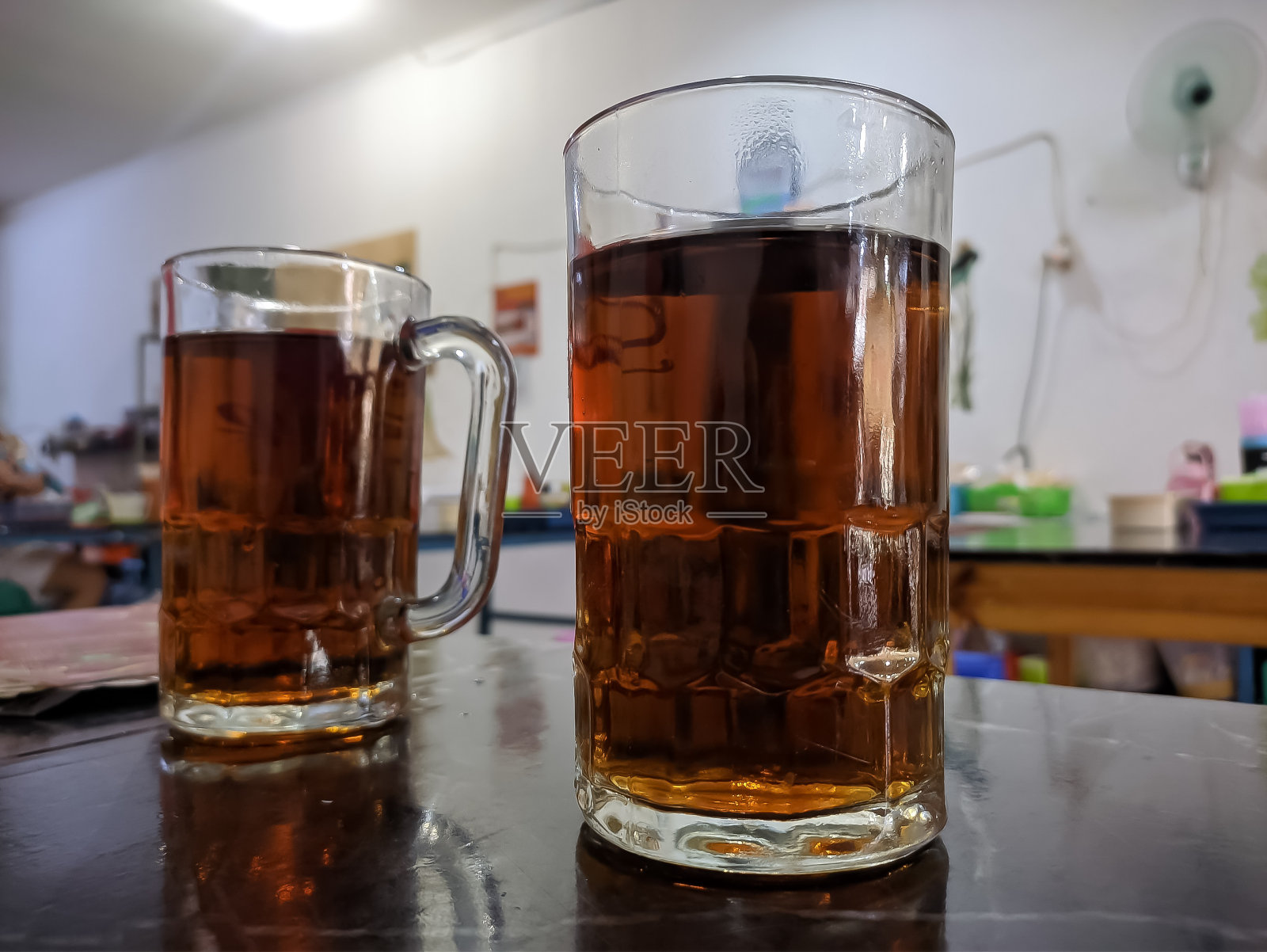 为顾客提供热茶照片摄影图片