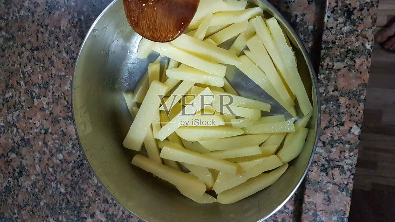 空气炸锅里的薯条-油锅照片摄影图片