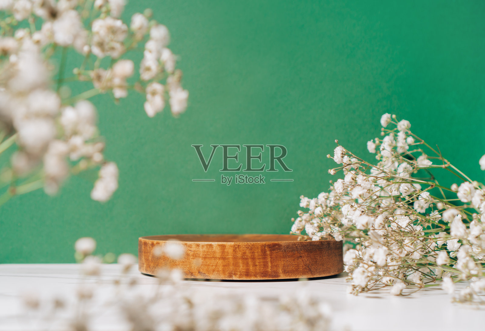 产品展示场景由木制底座和夏季花卉制成，正面视图。照片摄影图片