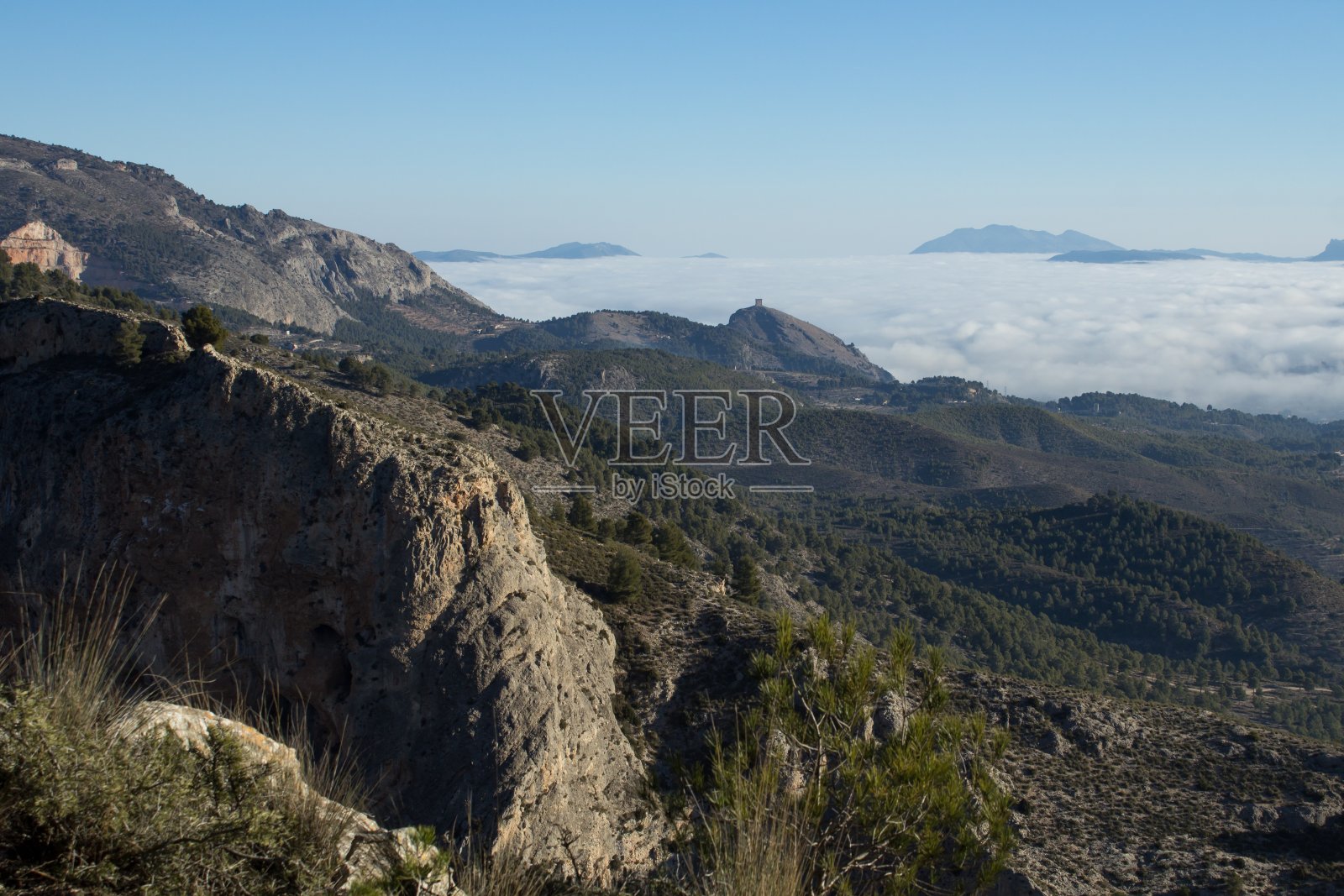 有雾的科centaina山谷景观照片摄影图片