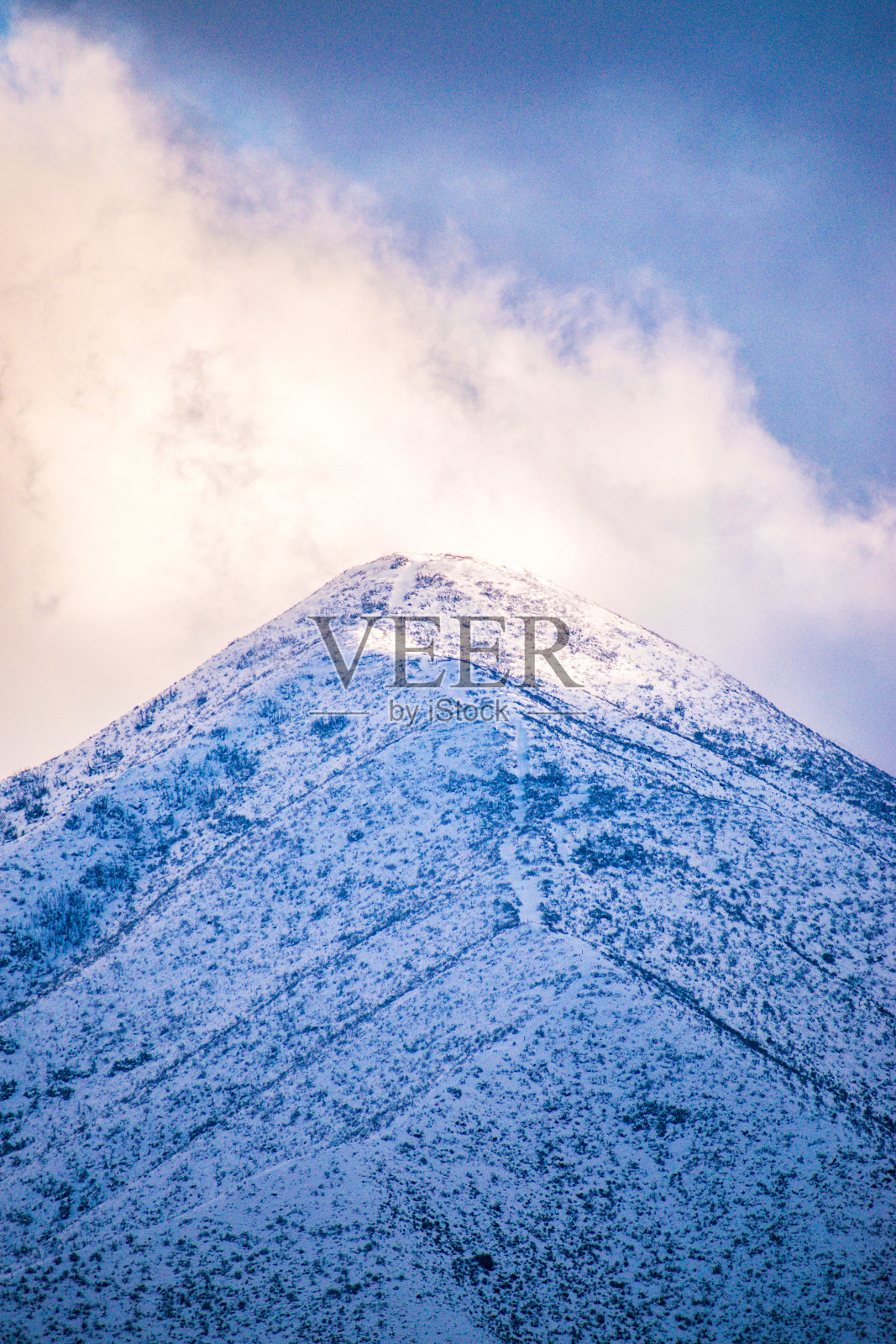 位于加州阿克顿的一座大山照片摄影图片